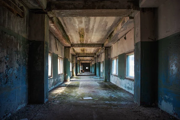 Túnel grunge assustador ou corredor no antigo edifício arruinado. Caminho para o conceito de liberdade e esperança — Fotografia de Stock