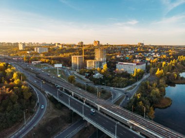 Asfalt yollar ile taşıma kavşak ve köprü günbatımı şehir arka plan arabalara ile havadan görünümü
