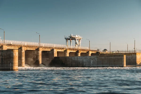 Portas da barragem de água, central hidroeléctrica no rio — Fotografia de Stock