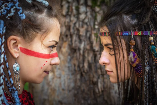 Две девушки в образе индейских воинов смотрят друг на друга, противостояние и битва взглядов концепции — стоковое фото