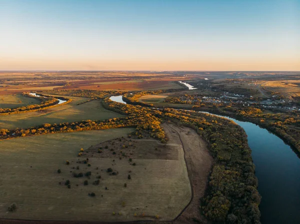 Vista aérea da paisagem rural, belo outono paisagem natural panorama de cima com grande rio, campos agrícolas e pequenas casas — Fotografia de Stock