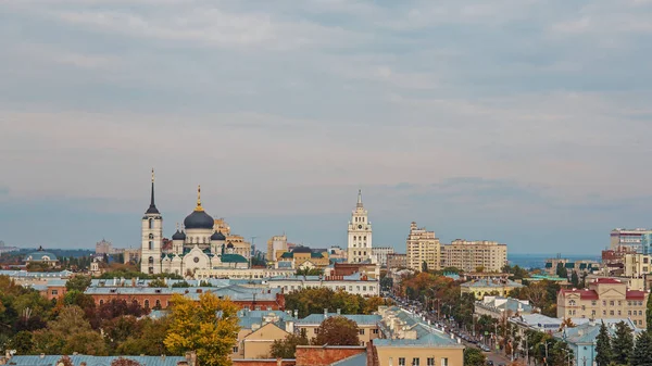 Voronezh centro da cidade, edifícios modernos e históricos — Fotografia de Stock