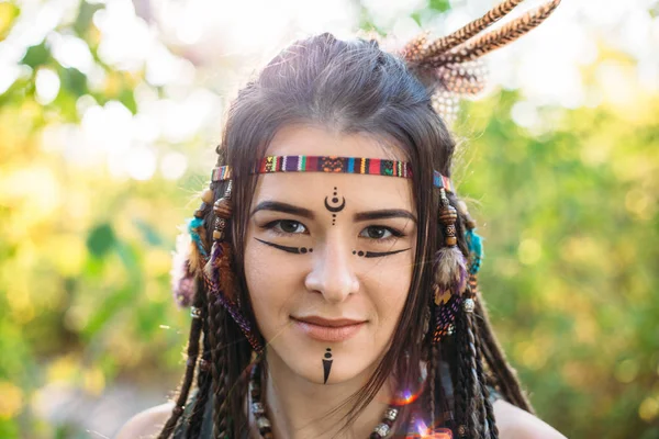 Glad ung vacker flicka i bilden av infödda amerikanska ler och ser på kameran i solig dag — Stockfoto
