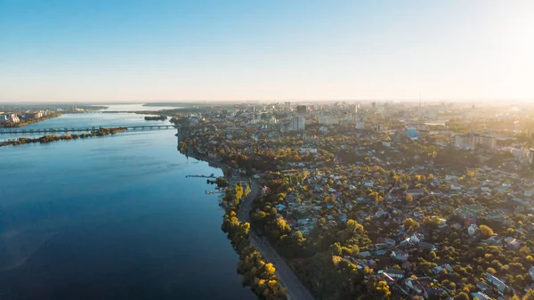 Vista aérea panorâmica da cidade de Voronezh de cima ao pôr-do-sol, muitos edifícios e estradas com tráfego de automóveis na noite myst — Fotografia de Stock