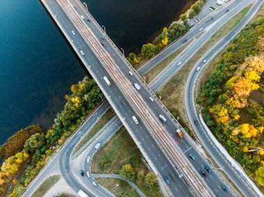 Uçağı hava veya üst görünümden yol kavşağı, otoyol ve köprü ve araba trafiği büyük şehirde, kentsel ulaşım konsepti için