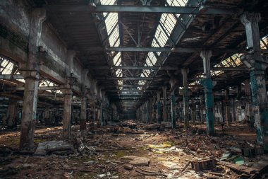 Yıkık Endüstriyel depo veya fabrika bina içinde koridor görünümü perspektif, kalıntıları ve yıkım konsepti ile terk