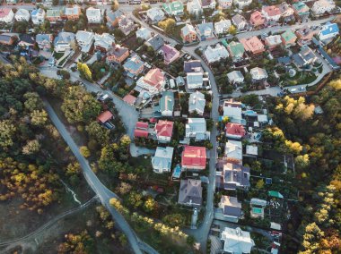 Drone Konut Evleri ve sokakları ile banliyö mahalle yukarıda uçan üzerinden hava üstten görünüm