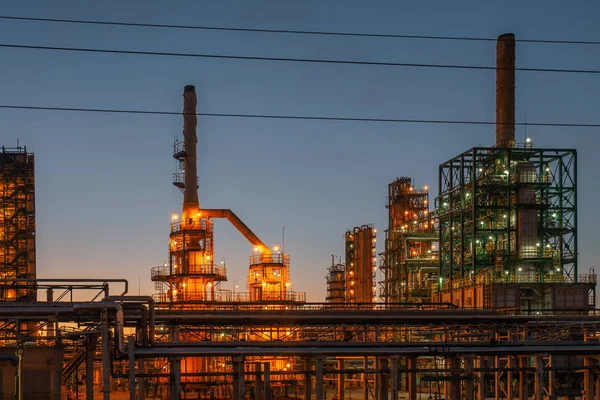 Refinaria de petróleo planta industrial ou panorama de fábrica, tanques de destilaria de armazenamento e tubulação de aço, tecnologias petroquímicas modernas — Fotografia de Stock