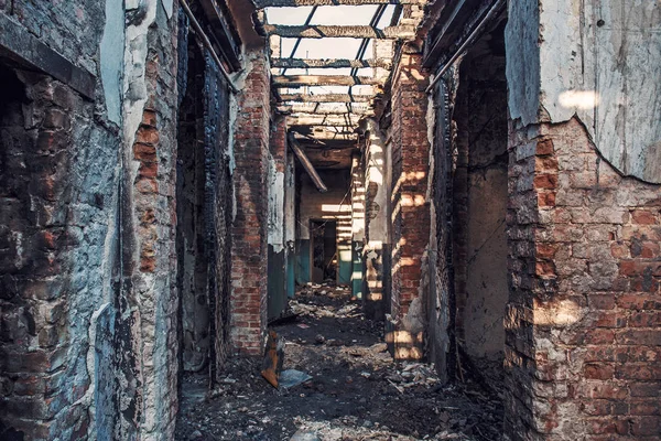 Interior de la casa quemada después del incendio, sala de edificio en ruinas en el interior, desastre o secuelas de guerra — Foto de Stock