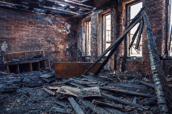 Interior de la casa quemada después del incendio, sala de edificio en ruinas en el interior, desastre o secuelas de guerra — Foto de Stock