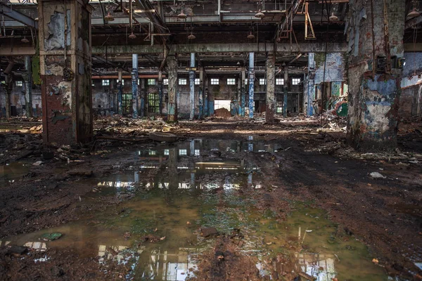 Elhagyott romos ipari raktár vagy gyár épület belseje, folyosó, perspektíva, a romok és a bontási koncepció — Stock Fotó