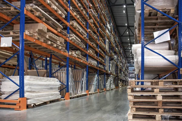 Große Halle des Logistiklagers, viele Regale mit Paletten und Waren — Stockfoto