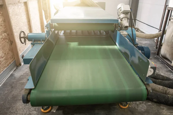 Промышленное оборудование для резки листового металла и формования в цехе металлургического завода — стоковое фото
