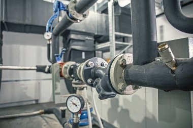 Ev Isıtma sistemi ile birçok çelik borular, manometreler ve metal borular