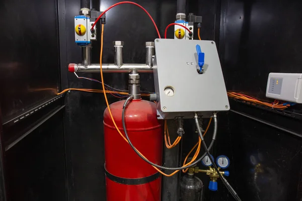 Sistema automático industrial de extinción de incendios, gabinete con globo de espuma antiincendios, nitrógeno y unidad de control —  Fotos de Stock