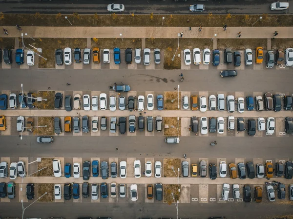 Parking extérieur ou parking avec rangées d'autos dans le paysage urbain, vue aérienne ou sur le dessus — Photo