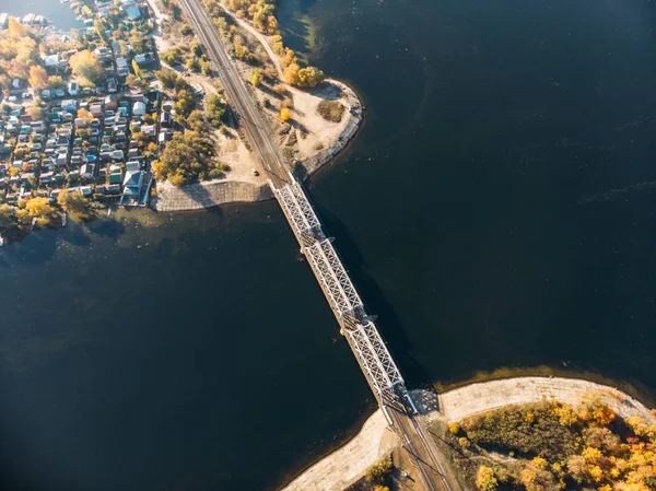 Vista aerea drone colpo di ponte ferroviario in acciaio attraversando grande fiume blu, trasporto in treno — Foto Stock