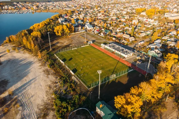 Letecký pohled na malý fotbal nebo fotbal stadionu s zelený trávník v městské krajině, hukot Foto — Stock fotografie