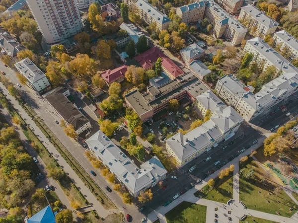 Vue aérienne par drone du centre-ville de Voronej avec des bâtiments d'en haut, des parcs, des rues avec des voitures en automne ensoleillé — Photo