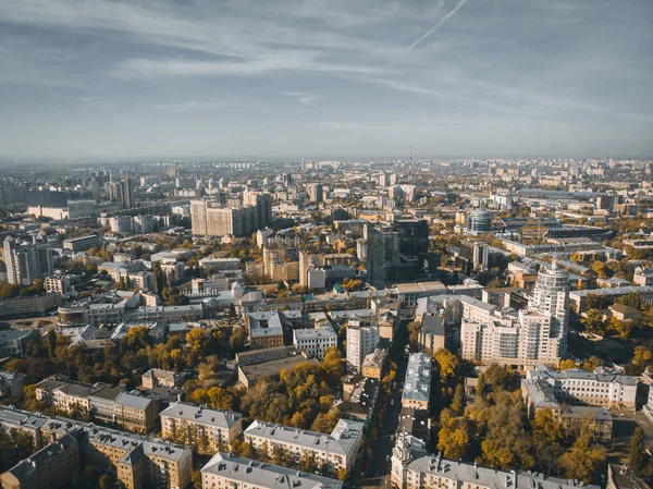 Luchtfoto drone schot van Voronezh centrum met gebouwen van bovenaf, parken, straten met auto's in zonnige herfstdag — Stockfoto