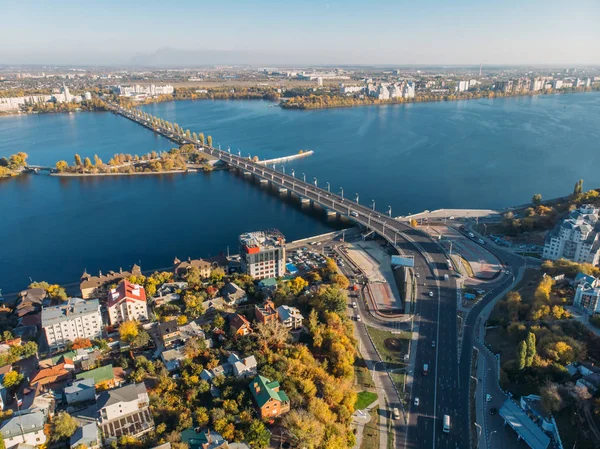 Вид с воздуха на центр Воронежа, вид на Чернавский мост и большую реку, современный город в солнечный день — стоковое фото
