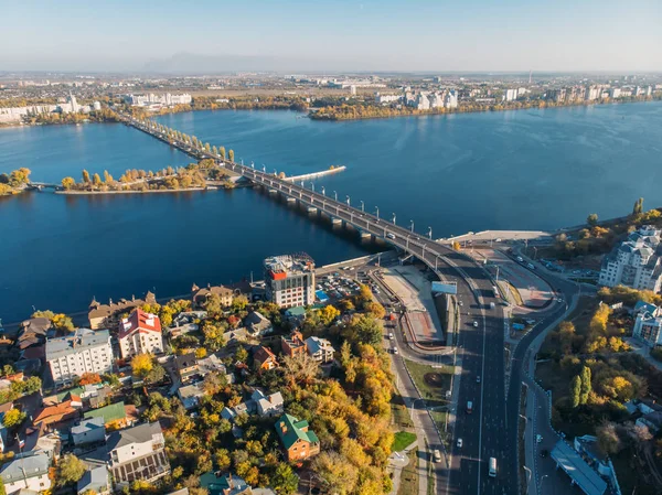 Vista aérea do centro da cidade de Voronezh, vista para a ponte Chernavsky e grande rio, cidade moderna em dia ensolarado — Fotografia de Stock