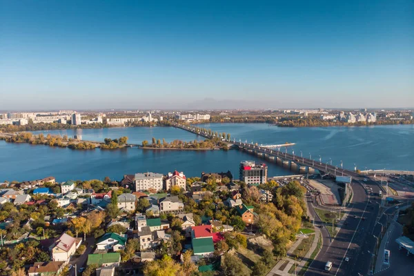 Vista aérea do centro da cidade de Voronezh, vista para a ponte Chernavsky e grande rio, cidade moderna em dia ensolarado — Fotografia de Stock