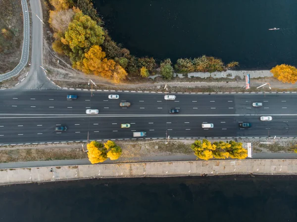 Vista aerea o dall'alto di strada asfaltata e strada con auto nel paesaggio urbano, drone foto dall'alto — Foto Stock