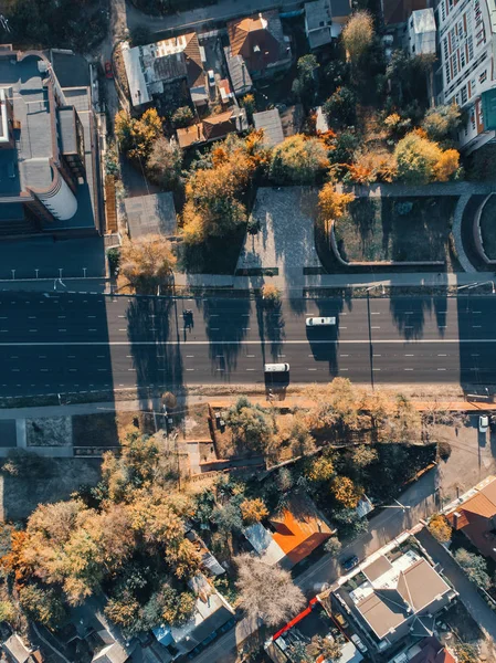 Vue aérienne ou de dessus de la route asphaltée et la rue avec des voitures dans le paysage de la ville, drone photo d'en haut — Photo