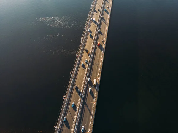 Vista aérea o superior desde el dron de puente de hormigón con carretera de asfalto o carretera sobre río grande con tráfico de automóviles de ciudad, transporte urbano —  Fotos de Stock