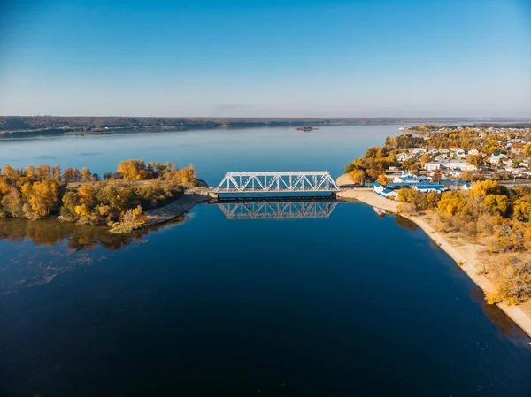 Drone vista aérea tiro de aço ponte ferroviária atravessando grande rio azul, transporte de trem — Fotografia de Stock