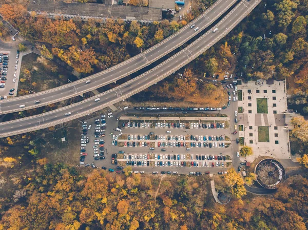 Estacionamento exterior ou parque de estacionamento com fileiras de automóveis em paisagem urbana, vista aérea ou superior — Fotografia de Stock