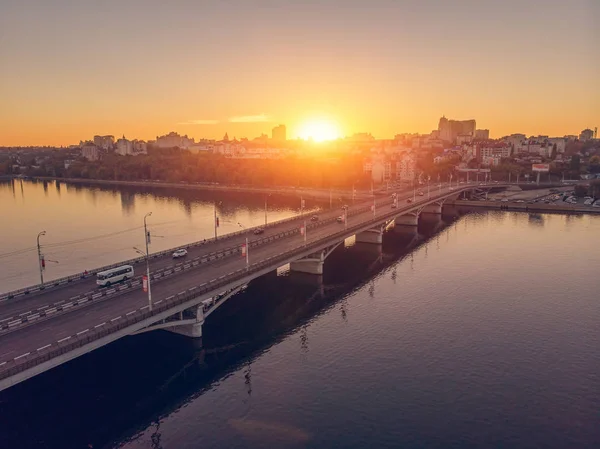 Vista aérea para a ponte Chernavsky sobre o grande rio ao pôr do sol e vista para a margem direita da cidade de Voronezh, Rússia — Fotografia de Stock