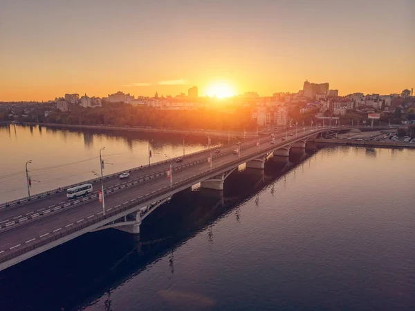 Flygfoto till Chernavsky bron över stora floden vid solnedgången och se till högra bank staden Voronezj, Ryssland — Stockfoto