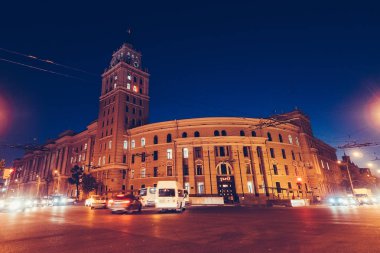 Voronej, Rusya Federasyonu - Kasım 2018 yaklaşık: Bina, Güney-Doğu Demiryolu, Rus Demiryolları - Voronej sembolü gece ve arabalar