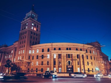 Voronej, Rusya Federasyonu - Kasım 2018 yaklaşık: Bina, Güney-Doğu Demiryolu, Rus Demiryolları - Voronej sembolü geceleri 