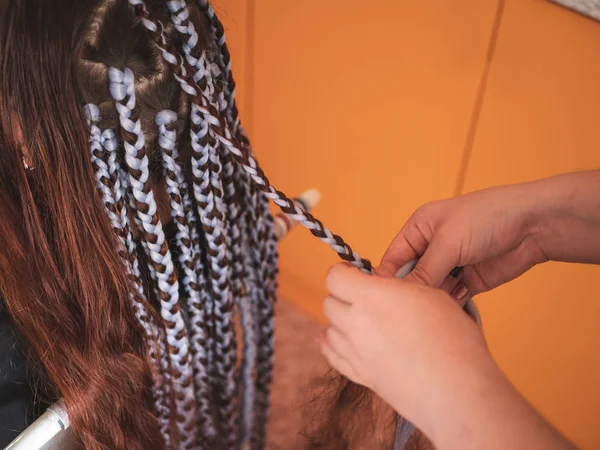 Cabeça de menina com tranças de material kanekalon, penteado criativo com tranças grossas ou tranças também conhecidas como tranças africanas ou afro — Fotografia de Stock