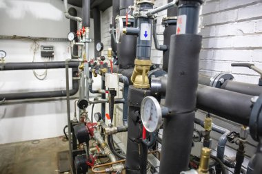 Ev Isıtma sistemi ile birçok çelik borular, manometreler ve metal borular