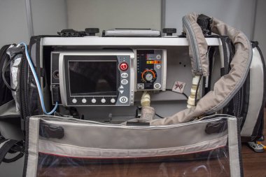 Acil durumda, kurtarma sırasında kalp krizi ve pulmoner havalandırma ritim için taşınabilir defibrilatör