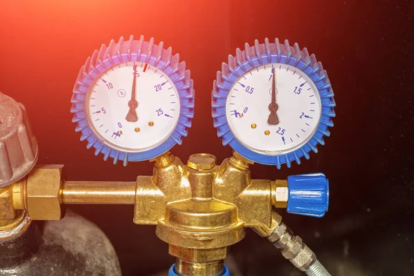 Medidores de equipos de alta presión o manómetros en el sistema automático de extinción de incendios, primer plano —  Fotos de Stock