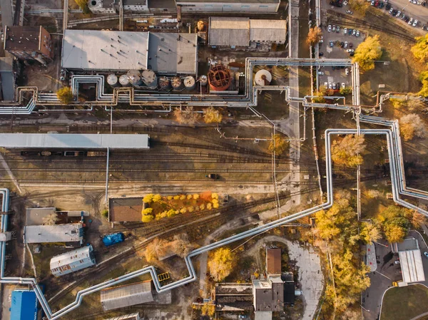 Vue aérienne ou aérienne de la zone industrielle à proximité d'une centrale ou d'une usine d'énergie avec entrepôts, pipelines et autres bâtiments — Photo