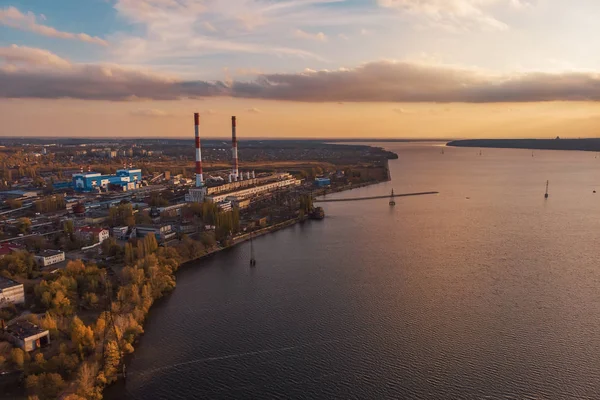 Vista aérea da usina de energia de Voronezh ou estação com chaminés altas perto do reservatório de água ao pôr do sol, foto do drone — Fotografia de Stock