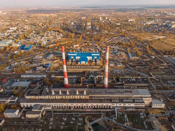 Luchtfoto van Voronezh elektriciteitscentrale of station met hoge schoorstenen in de buurt van het stuwmeer bij zonsondergang, drone foto — Stockfoto