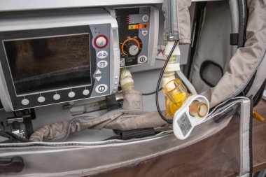 Acil durumda, kurtarma sırasında kalp krizi ve pulmoner havalandırma ritim için taşınabilir defibrilatör