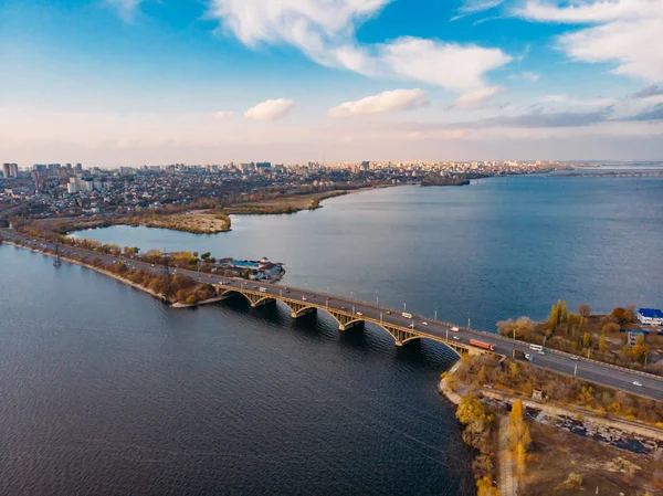 Vista aérea da ponte Vograsovsky com o tráfego automóvel que liga a margem esquerda e os distritos de Leninsky de Voronezh, vista panorâmica ao pôr-do-sol — Fotografia de Stock