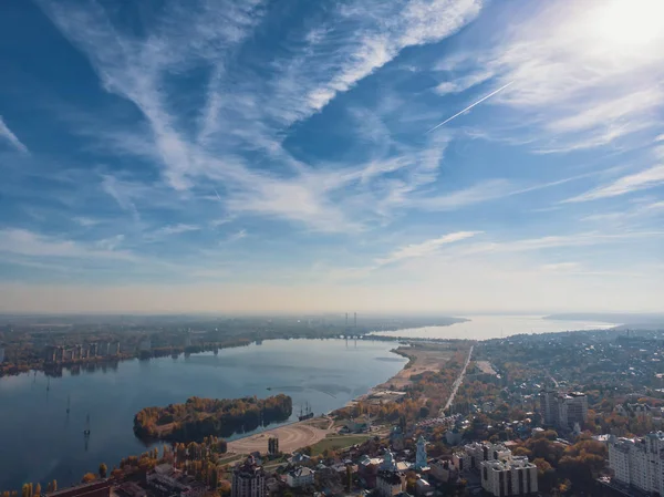 Vista panorâmica aérea da cidade moderna de cima com o rio no dia ensolarado, espaço de cópia — Fotografia de Stock
