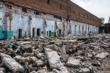 Deprem ya da savaş sonrasında veya kasırga ya da diğer doğal afet, harap binalar, hap beton çöp kırık