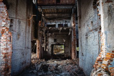 Harap ve terk edilmiş endüstriyel fabrika binası deprem felaketi veya savaş sonra