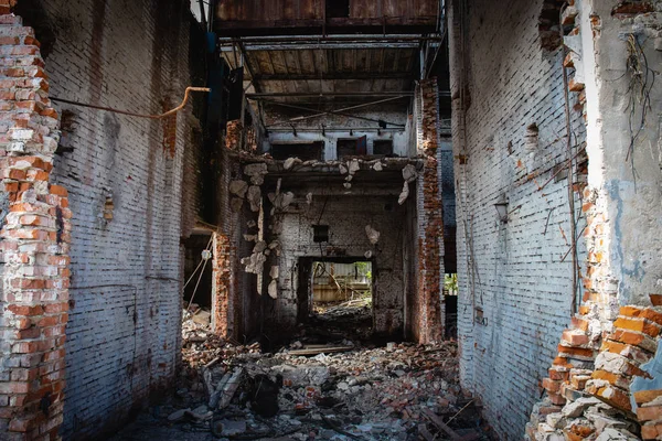 Edificio industrial abandonado y arruinado tras desastre sísmico o guerra — Foto de Stock