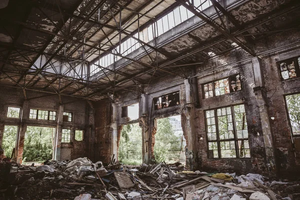 Edificio industrial abandonado y arruinado tras desastre sísmico o guerra — Foto de Stock